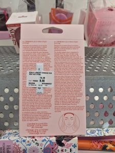 Etiqueta de precio tapando las instrucciones de uso en un producto cosmético