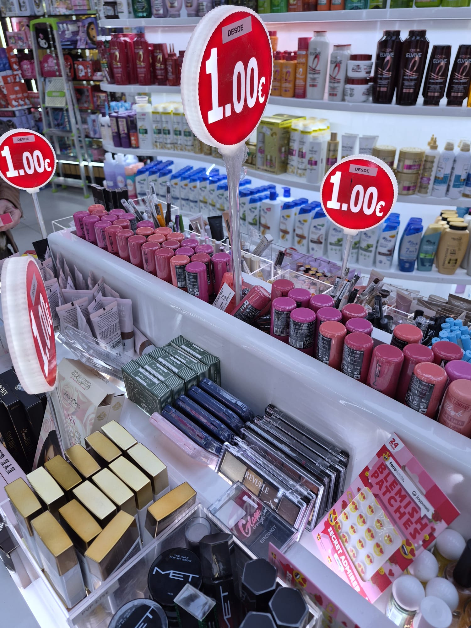 Señalética en el punto de venta: Cuando el diseño confunde y bloquea al usuario 1 Señalética promocional ambigua en una mesa de ofertas de Primor.