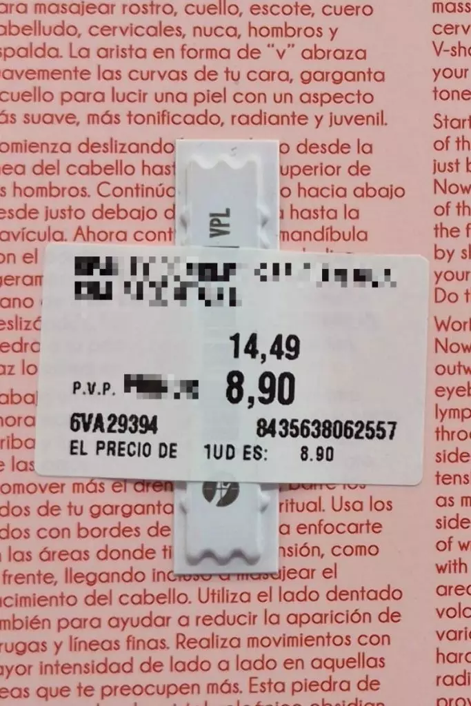 Etiqueta de precio tapando las instrucciones de uso en un producto cosmético