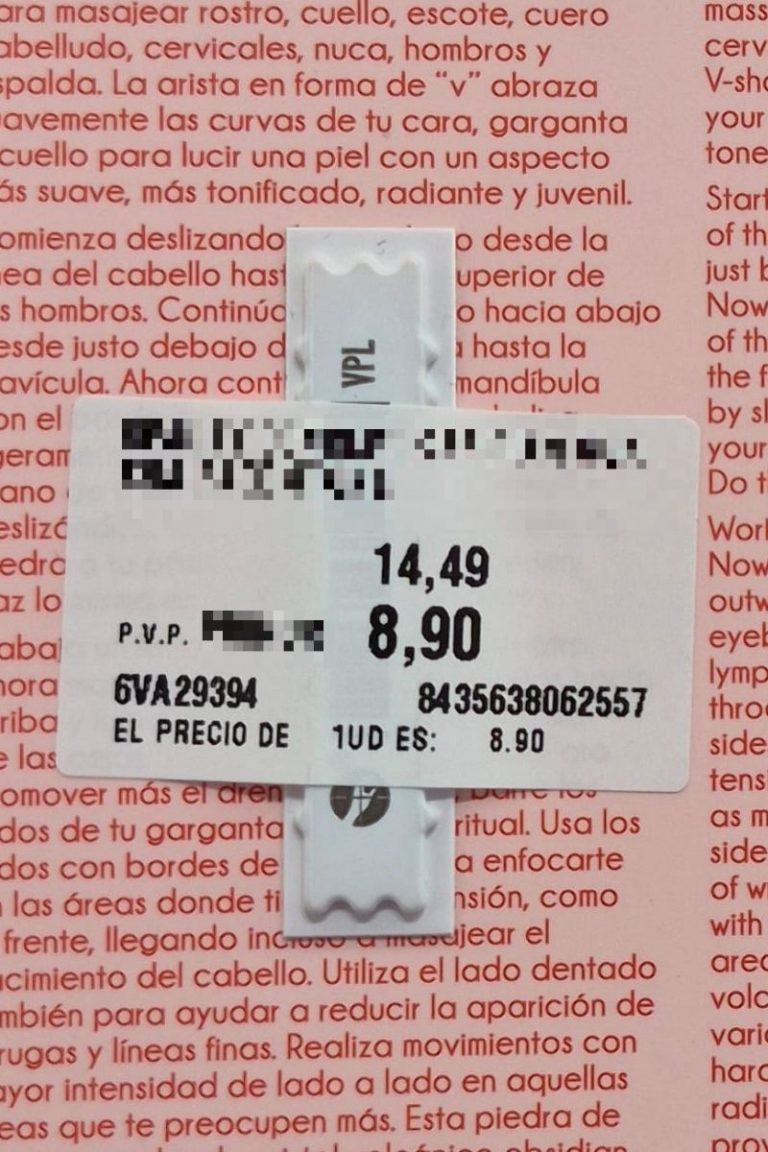 Etiqueta de precio tapando las instrucciones de uso en un producto cosmético