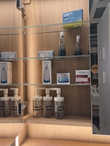 Análisis de visual merchandising en IKEA con productos de marcas externas en un mueble de baño.