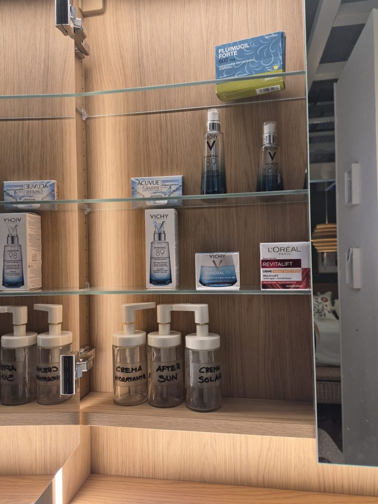 Análisis de visual merchandising en IKEA con productos de marcas externas en un mueble de baño.