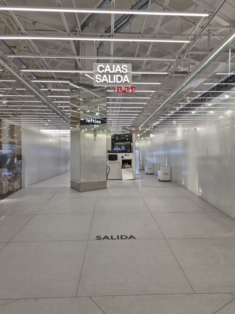 ¿Cajas de autopago o control de aduanas? 3 Salida de la zona de autopago de Lefties