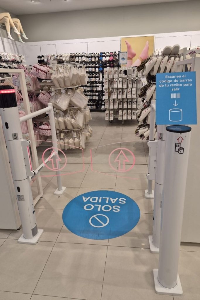 ¿Cajas de autopago o control de aduanas? 2 Barrera de seguridad en la salida de las cajas de autopago de Primark