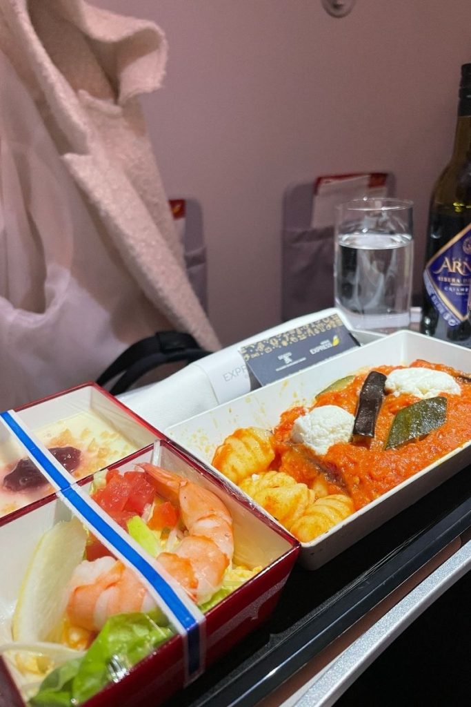 Bandeja de comida en avión de Iberia Express para análisis de diseño de servicios.
