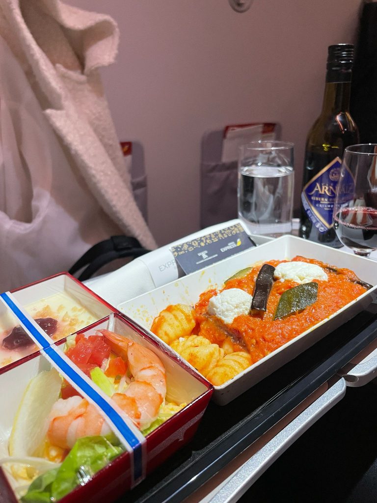 Iberia Express vs. Iryo: Cuando el material sabotea el diseño de servicios 1 Bandeja de comida en avión de Iberia Express para análisis de diseño de servicios.