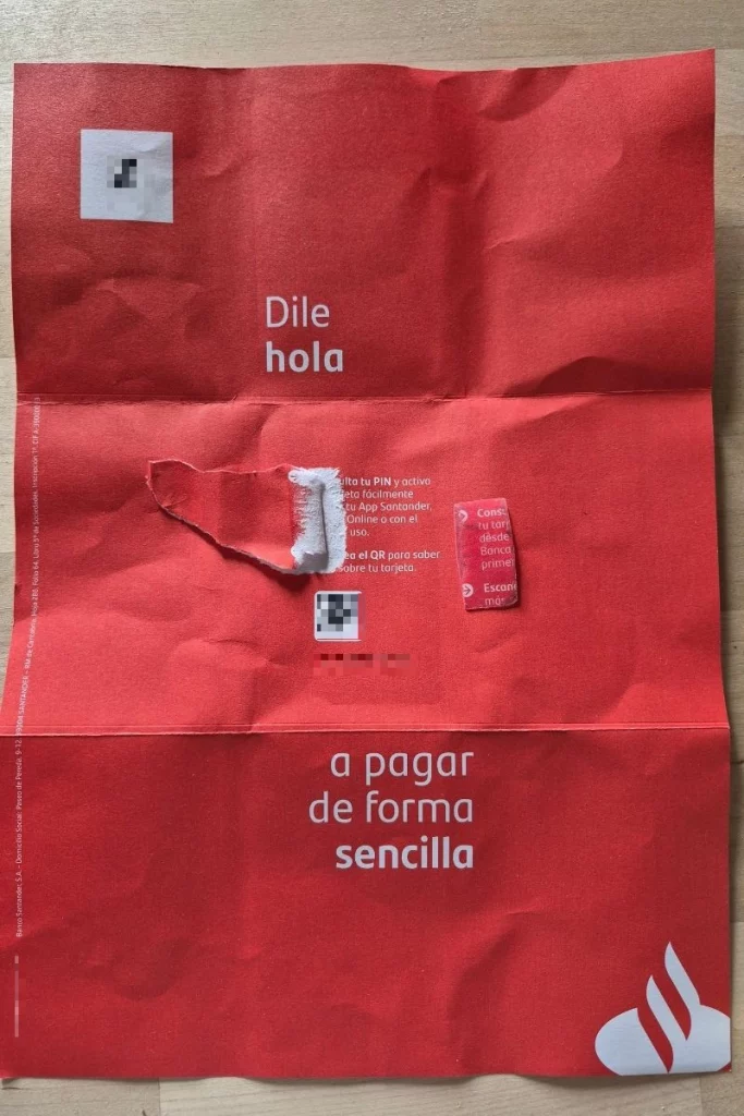 Ejemplo de diseño de servicios bancarios en una carta de renovación de tarjeta con el papel rasgado por el adhesivo.